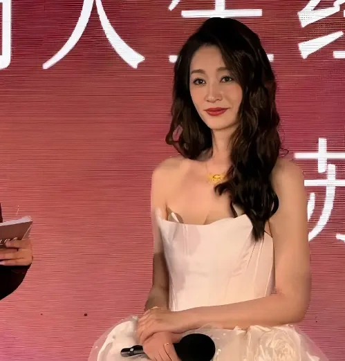 李小冉徐州长沙线下活动，粉丝挤爆商场