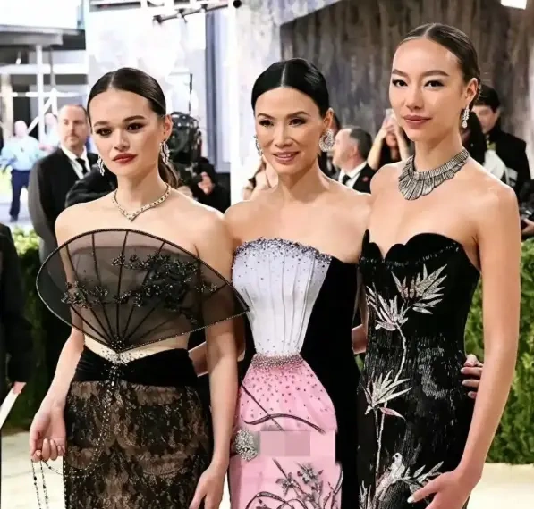 Met Gala名场面！邓文迪母女三人同框太吸睛