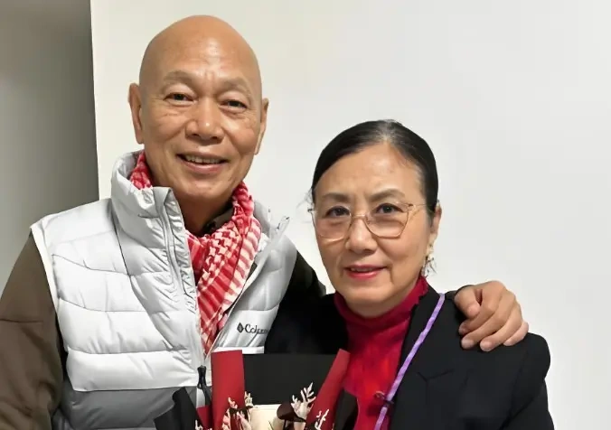 同框反差太大！汪明荃步履蹒跚，罗家英精神十足