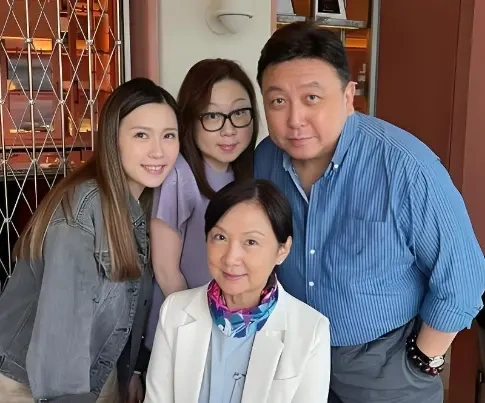 王晶71岁全家福曝光，结婚48年妻子罕见出镜