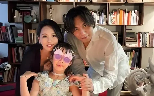 秦昊带女儿米粒逛街 九岁米粒长到爸爸肩膀