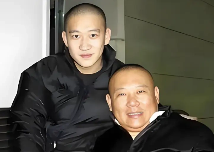曹云金街头行为辣眼！随地小便+亲密搂抱醉酒女子