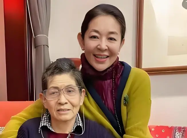 67岁倪萍带病照料94岁母亲，细节见孝心