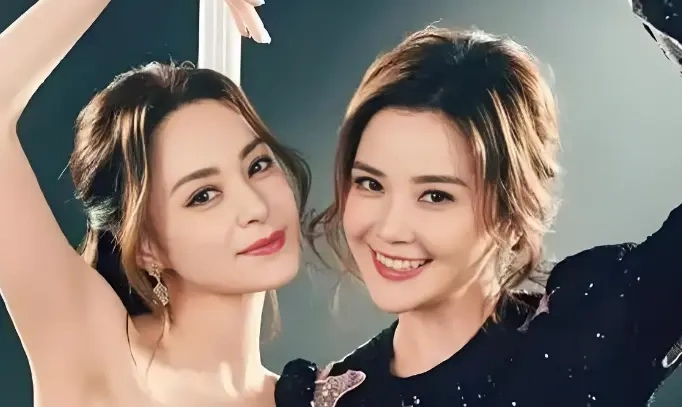 婚后首现身甜度拉满！阿Sa戴婚戒亮相，阿娇送上25年双生花大礼