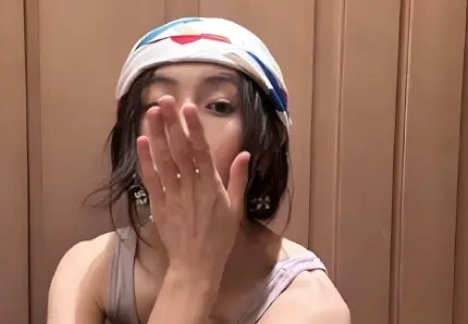 张子枫素颜晒照，手臂伤疤清晰可见，每一道都藏着演员的敬业