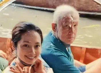 郭碧婷爸爸晒合照，头发全白藏隐情，当年化疗真相终于揭开