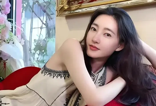 41岁王丽坤单身深耕短剧，离婚后低调重启事业