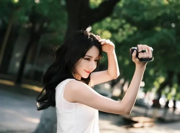 迪丽热巴户外拍写真 日光造型尽显少女元气