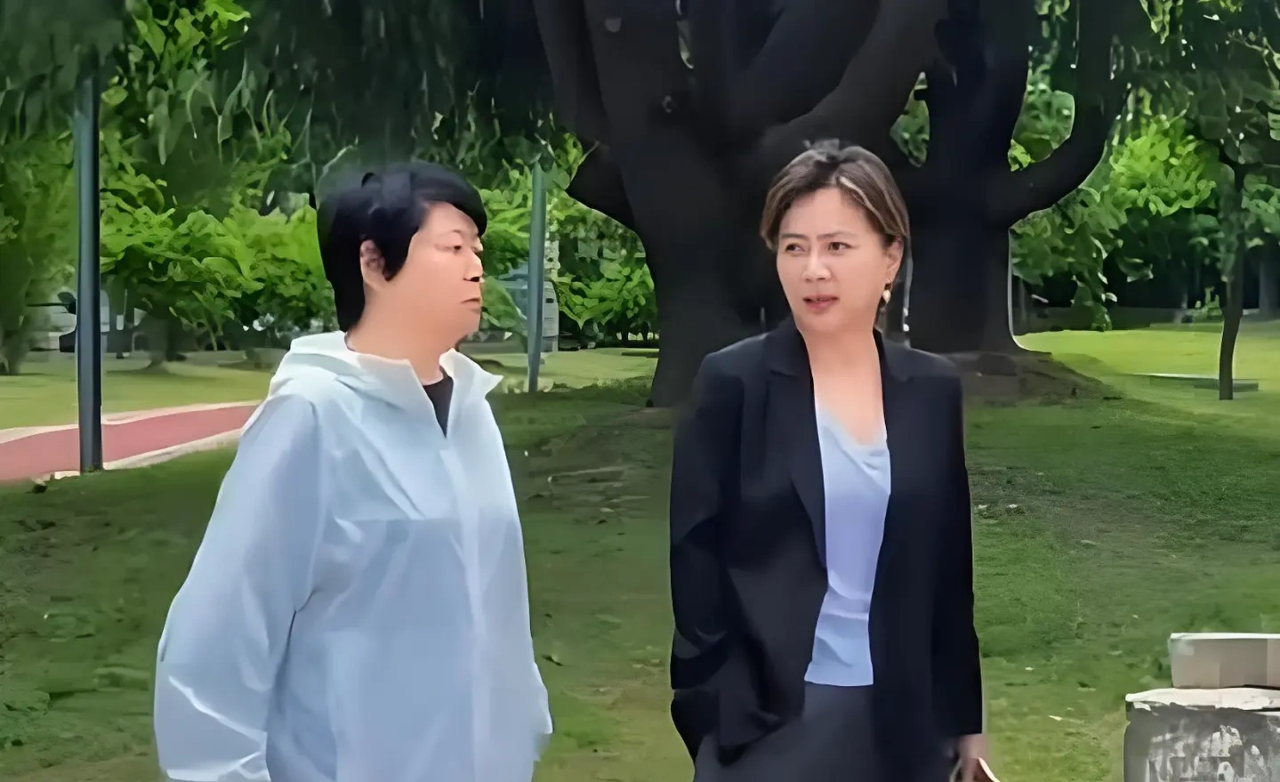 李玲玉陪老母散步，儿子帅气上进，生活温馨