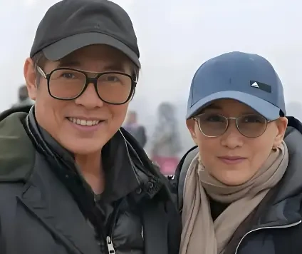 李连杰利智夫妇近照流出，岁月痕迹引热议