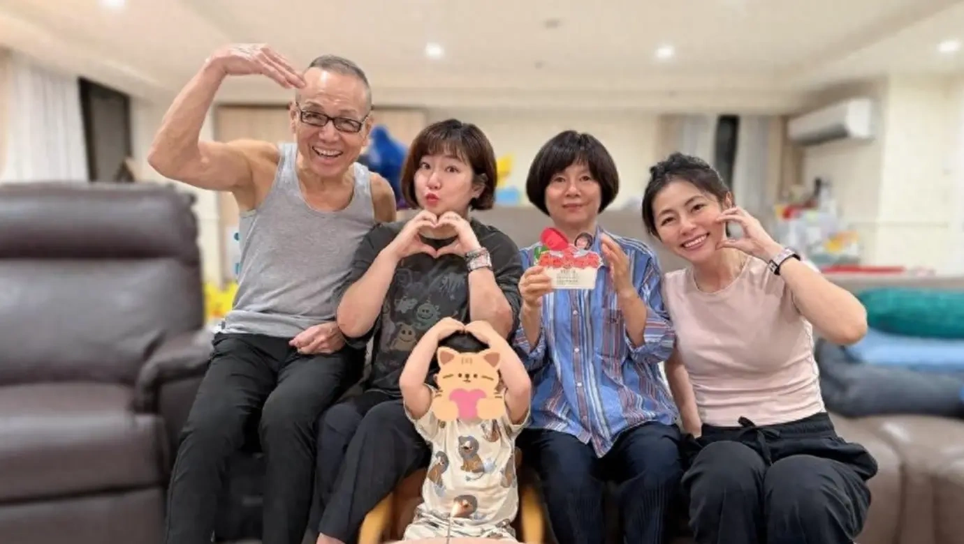 任家萱一家 6 口过节，坦然露疤痕，3 岁儿子对镜比心太萌