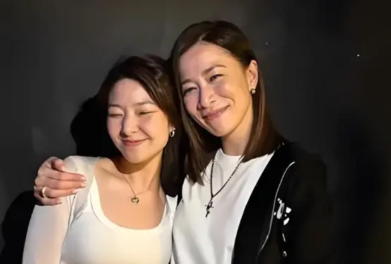佘诗曼太够意思，专门给许绍雄女儿庆生，还发文安慰她不孤单
