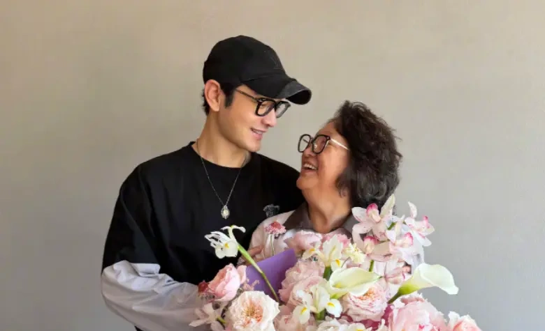 黄晓明母亲节晒母子同框，暖心细节拉满，温柔诠释何为 “孝心”