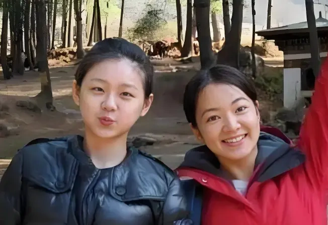 AI合成大S旧照刷屏，小S阿雅举动引发网友两极讨论