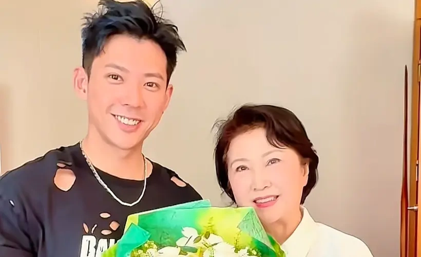 朱时茂携全家为妻子过母亲节，46 年相守，一句话暖哭众人
