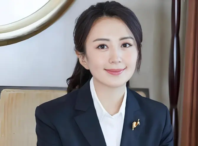 演员杨童舒近况：低调经营家庭与事业，展现成熟女性魅力