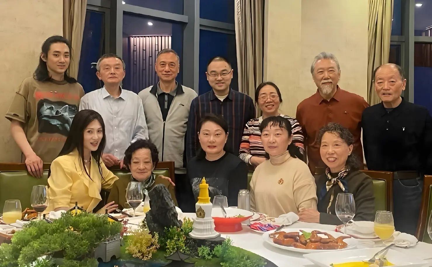 芳兵全家同框，四世同堂，儿子长发、老公白发尽显幸福