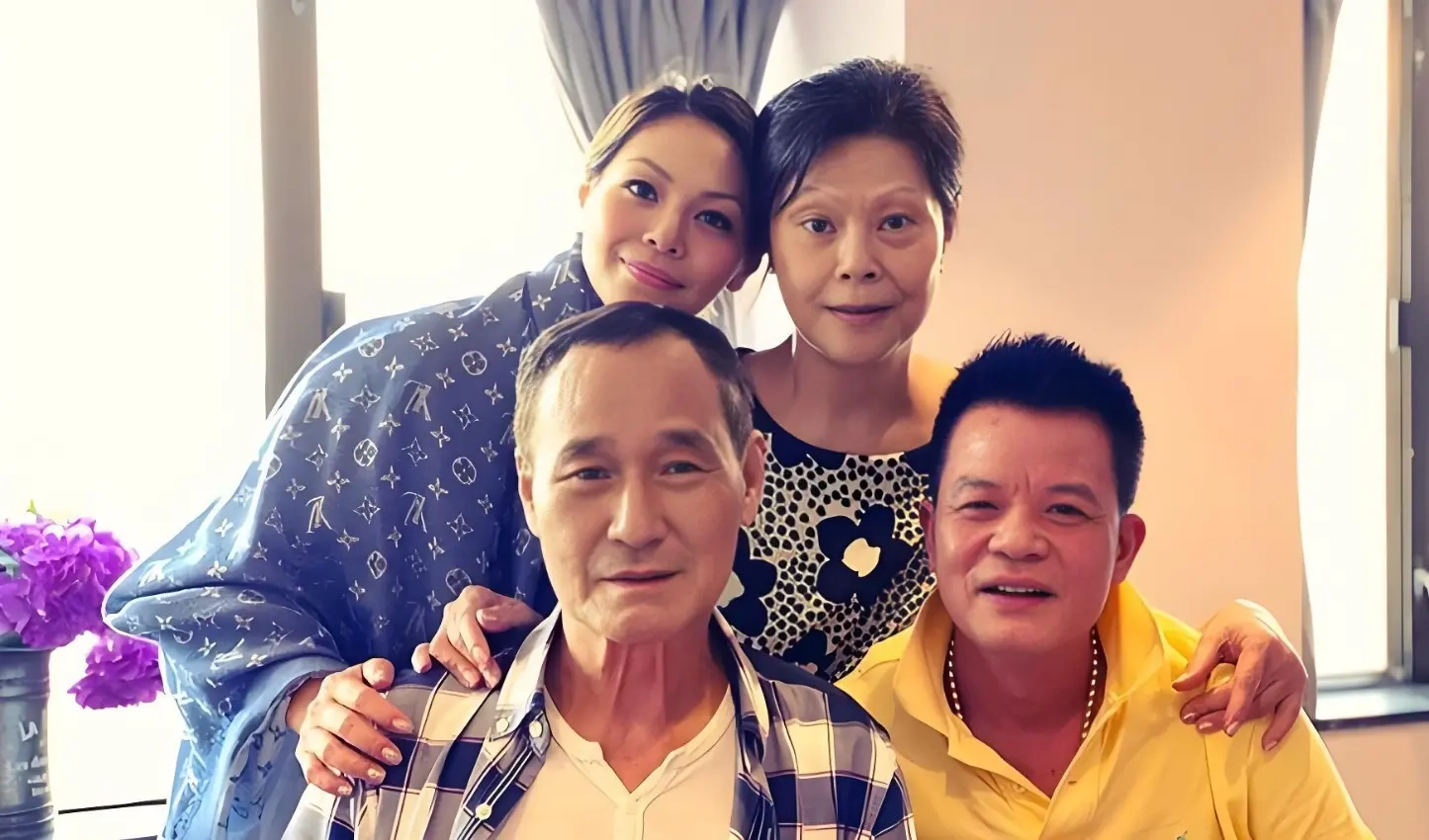 82 岁陈惠敏抗癌成功庆生，原配妻子温情献吻
