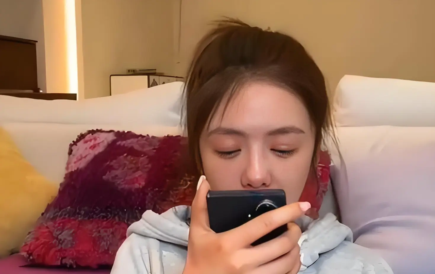 蔡文静深夜醉酒直播，清唱落泪还撒娇，经纪人急催下播