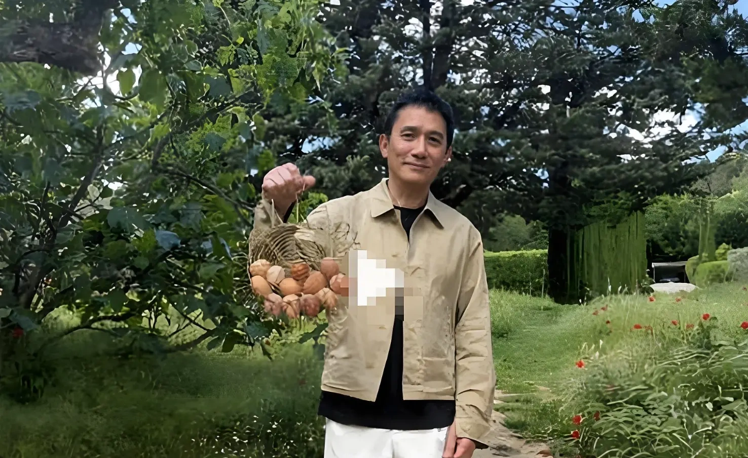影帝梁朝伟：南法乡下捡鸡蛋，解锁田园生活新姿态