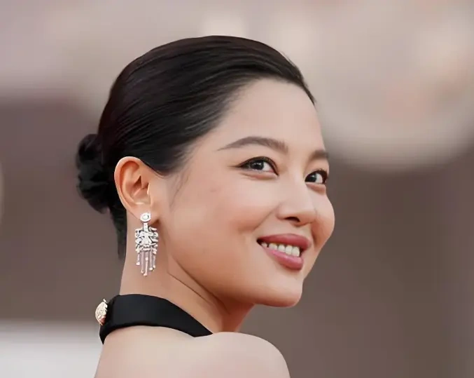 辛芷蕾新片演黄柳霜 威尼斯影后接棒传奇