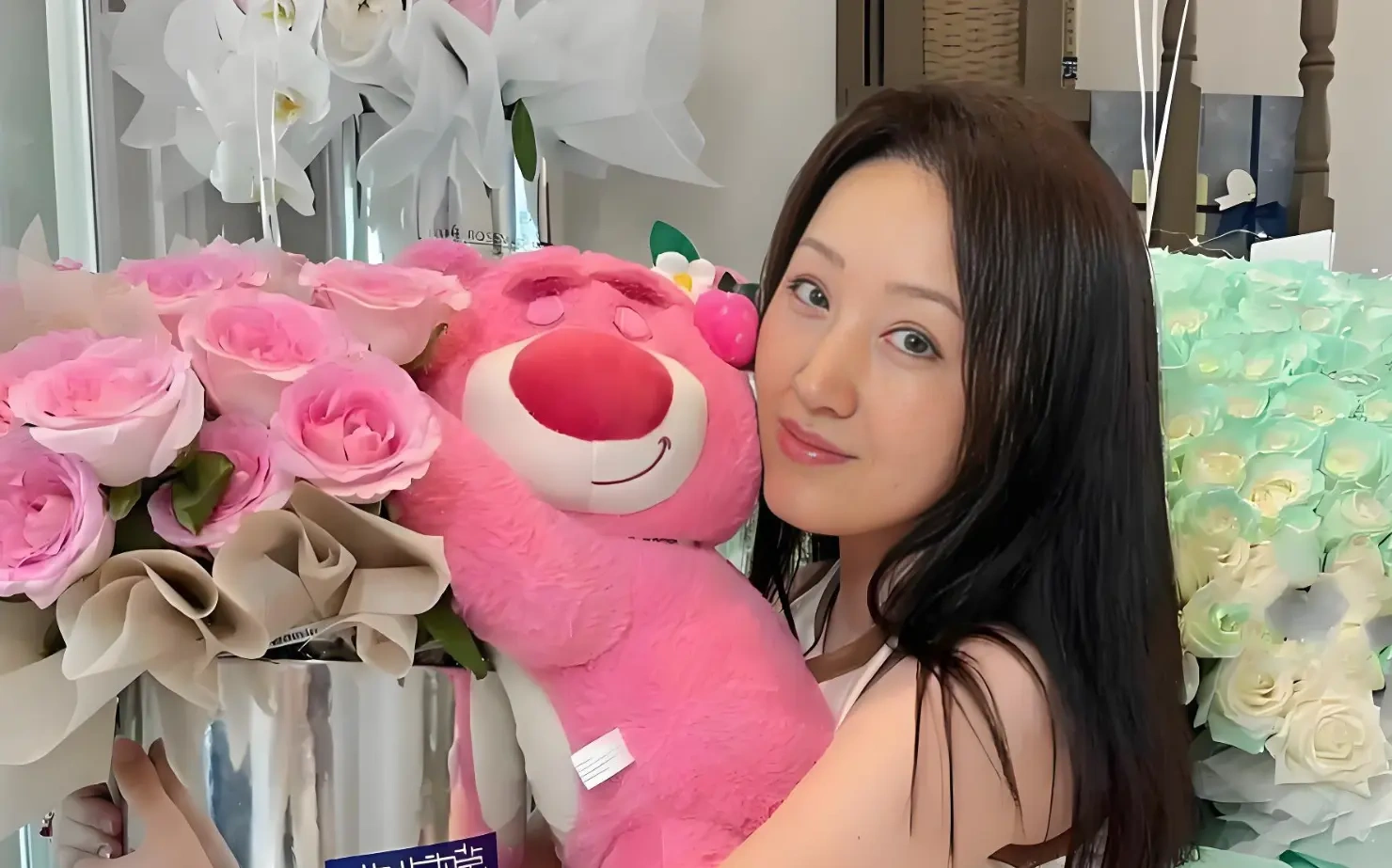杨钰莹 55 岁生日，粉丝送满屋鲜花，保养得宜少女感拉满