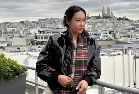 杨卓娜东京疯狂扫货引热议 48岁无名无分却活得潇洒