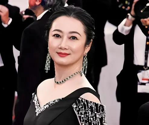 戛纳红毯赵涛90秒独镜 张艺兴大使身份吸睛
