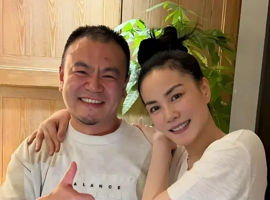 王菲与录音师吴澎合照曝光：56岁的“不费力”，才是娱乐圈最贵的奢侈品