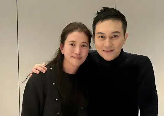 张智霖袁咏仪罕见同框看展，完美诠释婚姻的“互补美学”