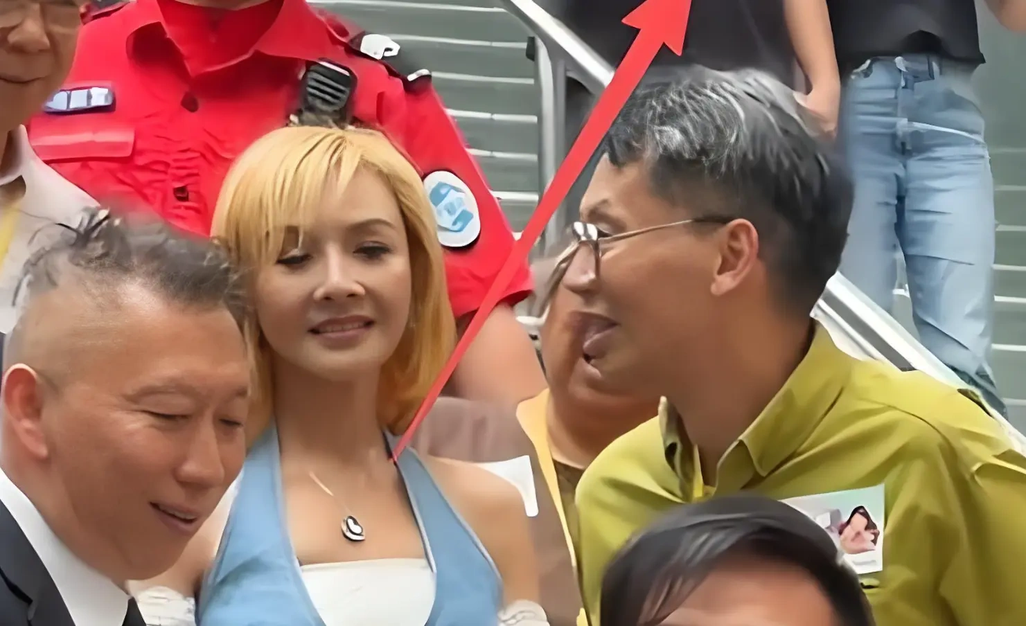 60岁叶子楣商场商演，造型与状态引发争议