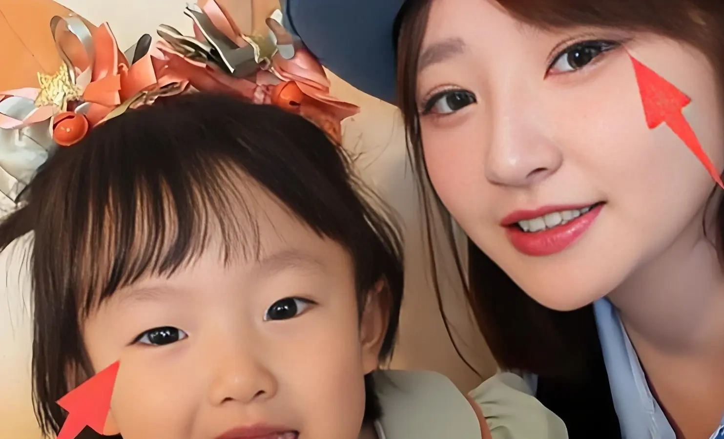黄一鸣新男友露脸秀恩爱，女儿闪闪和他长得一模一样