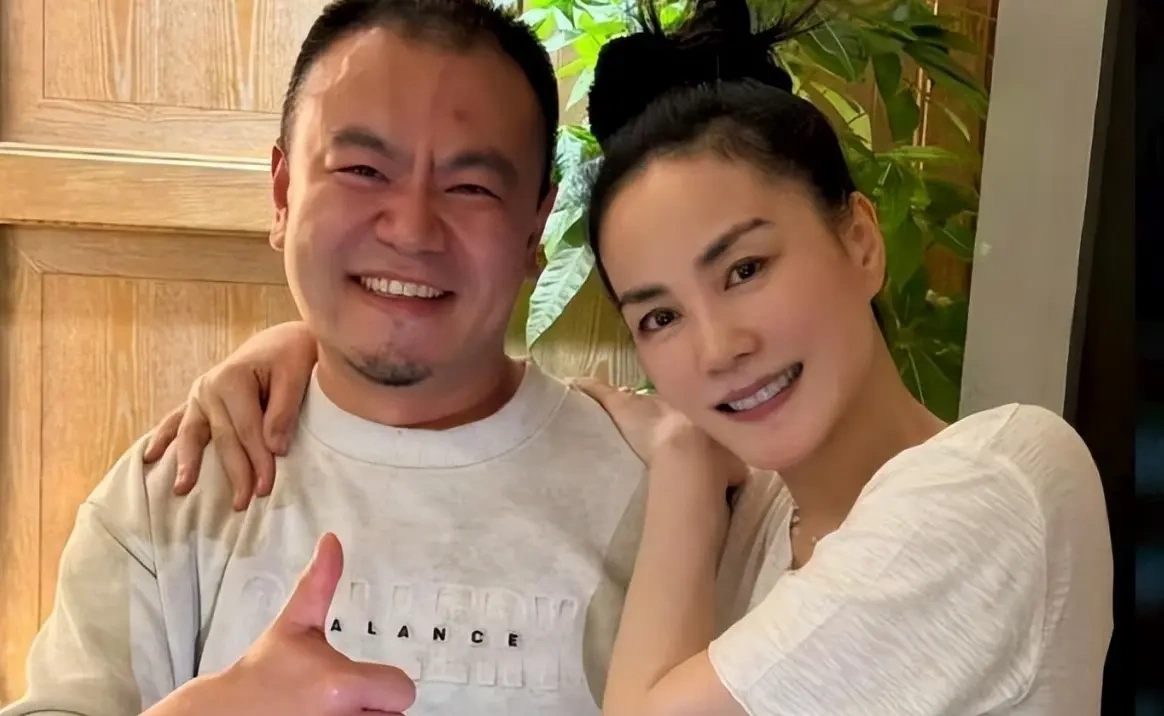 张柏芝同餐传闻刚出，王菲就与男友人搂腰聚餐
