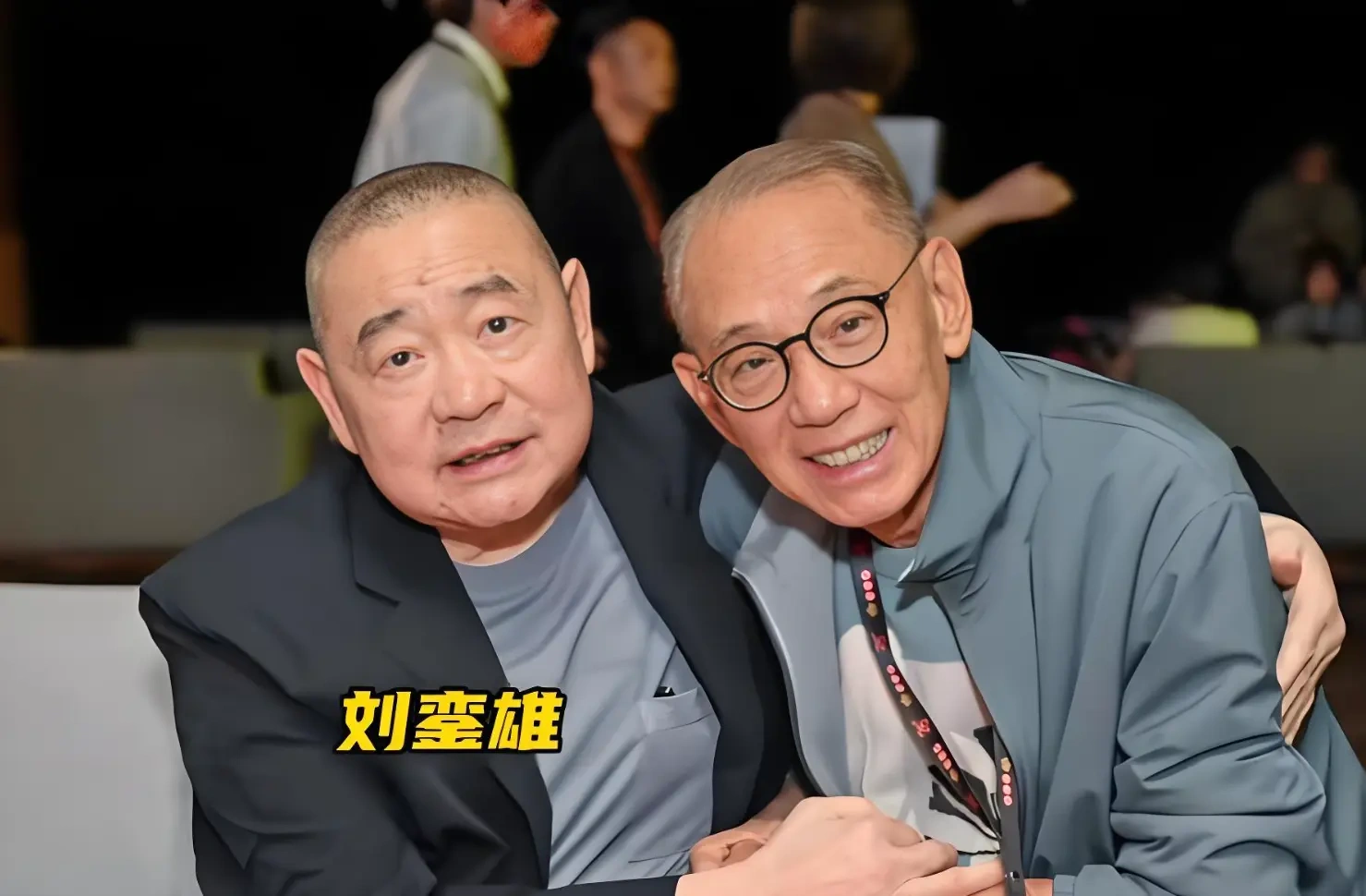74岁刘銮雄看演唱会，同框杨受成胖了不少