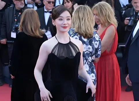 戛纳红毯星光熠熠！巩俐袁姗姗同框，《一个女人的生活》全球首映