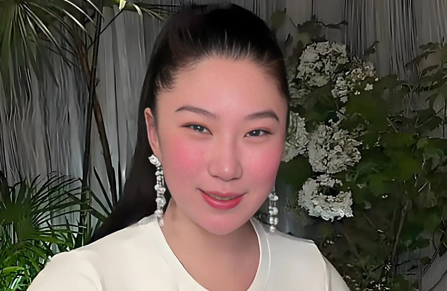 Coco晒千万珠宝自证有钱，正面回怼“靠直播谋生”