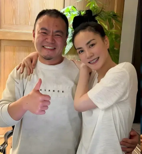 王菲与录音师吴澎合照流出，56 岁素颜出镜，发量肤色惹人羡慕