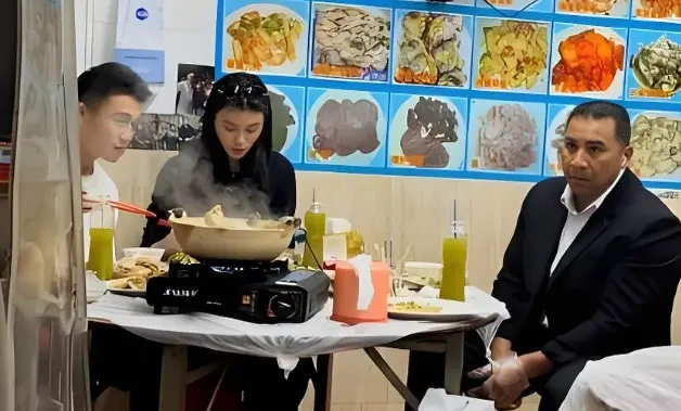 偶遇何猷君奚梦瑶！和外籍保镖同桌吃饭，没有豪门架子太圈粉