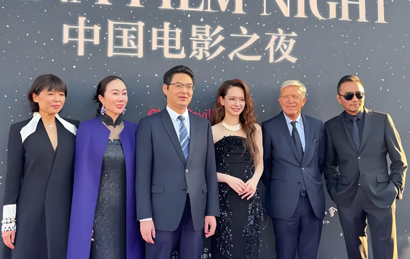 巩俐戛纳挽臂同行男子身份曝光，不是绯闻对象，竟是品牌总监