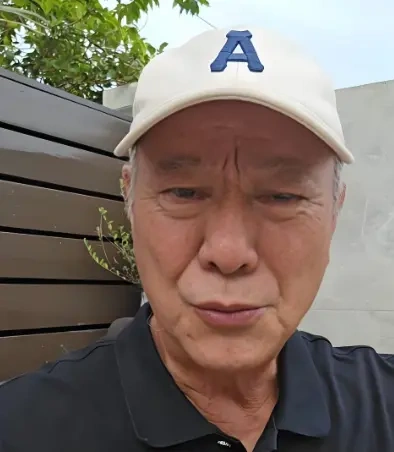 李修贤气到手抖，当众开骂55年老友之子：养条狗都比你强！