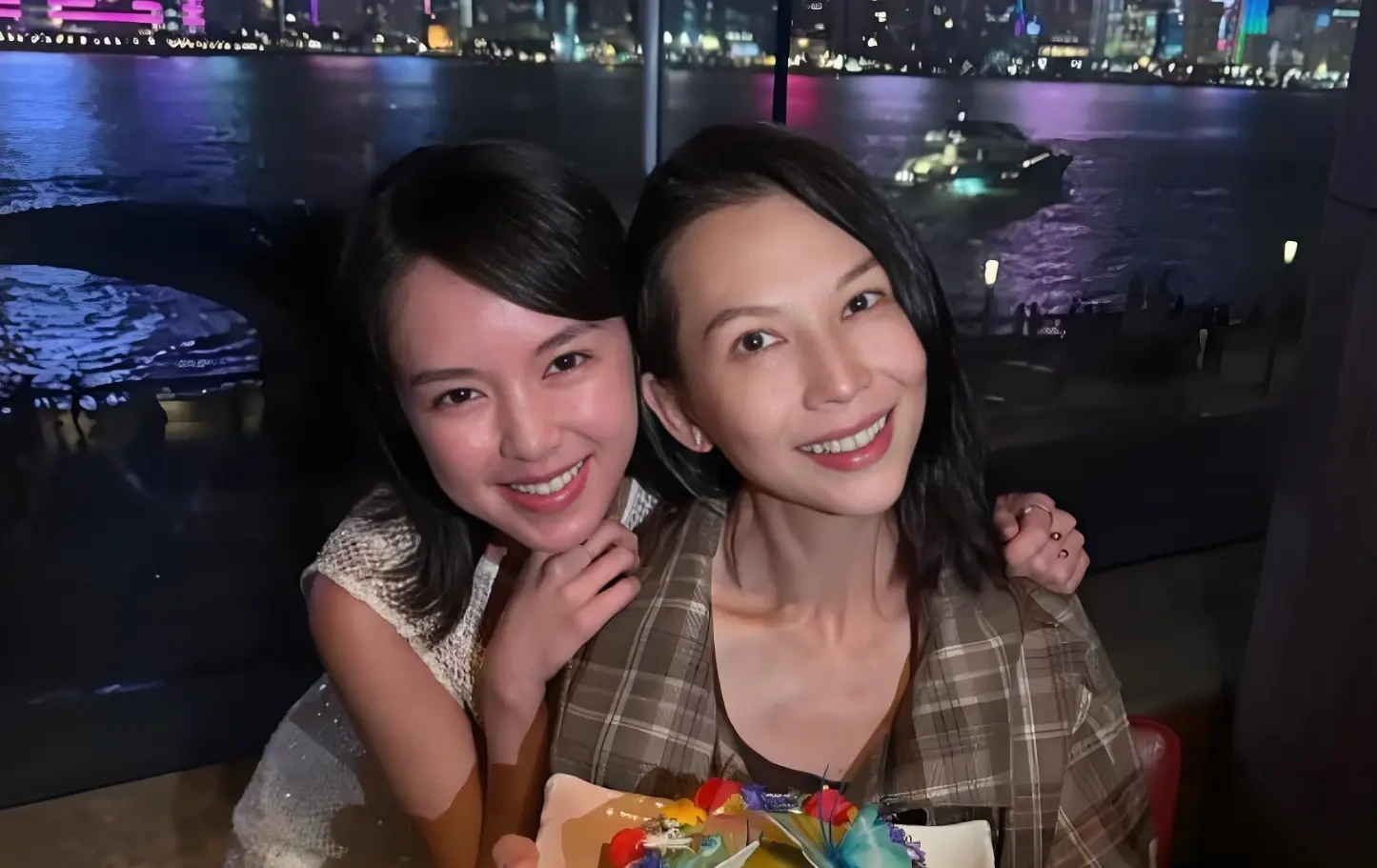 蔡少芬的“幸福时刻”，与张晋穿情侣装，被苏丽珊请吃饭送蛋糕