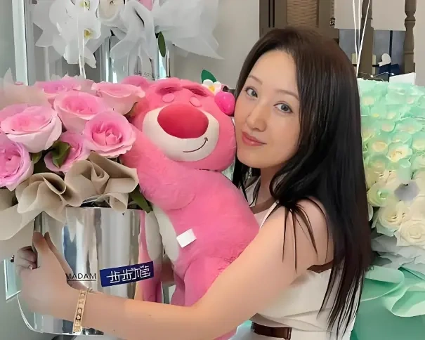杨钰莹55岁生日，住着深圳豪宅却在天天种菜了，这退休生活把所有人都看傻了