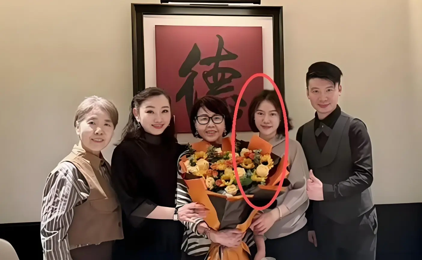 翁帆陪同母亲学昆曲，近照曝光，气质蜕变尽显温婉底色