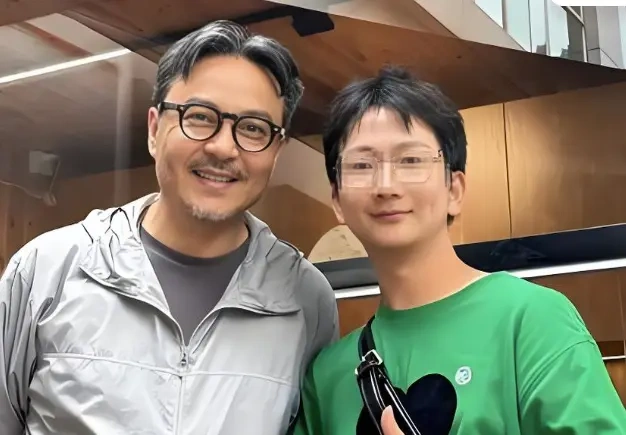 别再吹汪涵儒雅了，看他嚼槟榔那股狠劲，这才是真长沙老口子