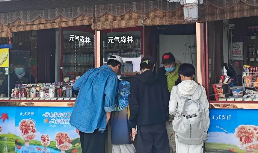 偶遇吴京一家四口爬山，两个儿子长势惊人，夫妻默契十足
