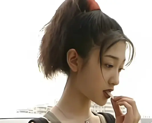 褪去星光回归校园！李小冉遭母校“公开处刑”，反差感疯狂圈粉