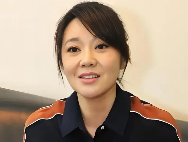 闫妮隔空讨要角色碰壁，张嘉益“三步”回复尽显人情世故与行业真相