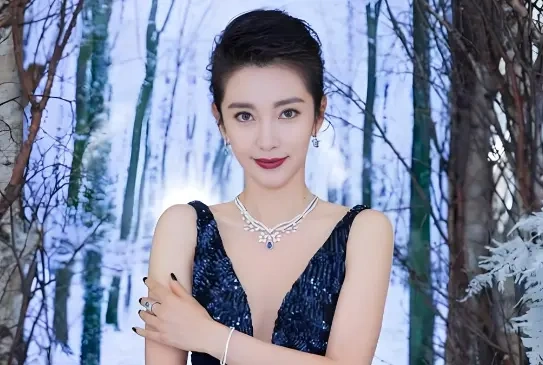 李冰冰戛纳水墨杀疯了：“稳”才是顶级女明星最锋利的武器