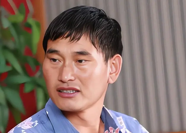 大衣哥拒绝带老婆旅游：身家千万却活得比谁都清醒