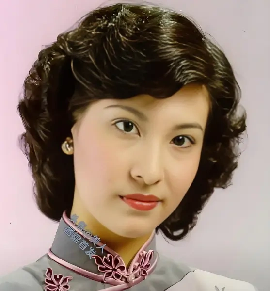 香港知名演员拍戏遭揩油，吻戏对方突然伸舌头，结婚多年坚持丁克